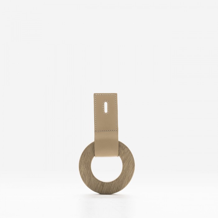 Wooden tie-foulard ring in natural oak with leather buttonhole