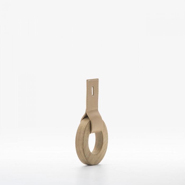 Wooden tie-foulard ring in natural oak with leather buttonhole 2